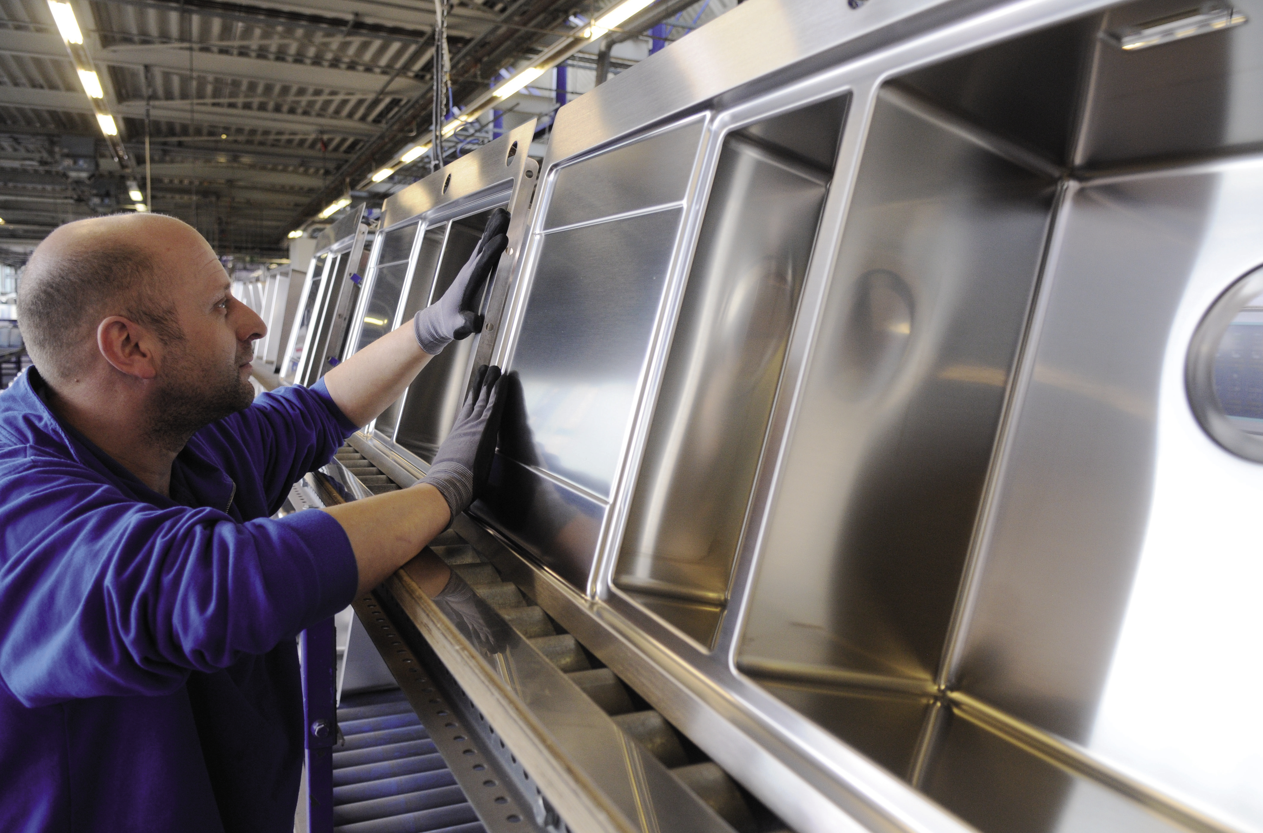 Stainless steel sinks on the assembly line