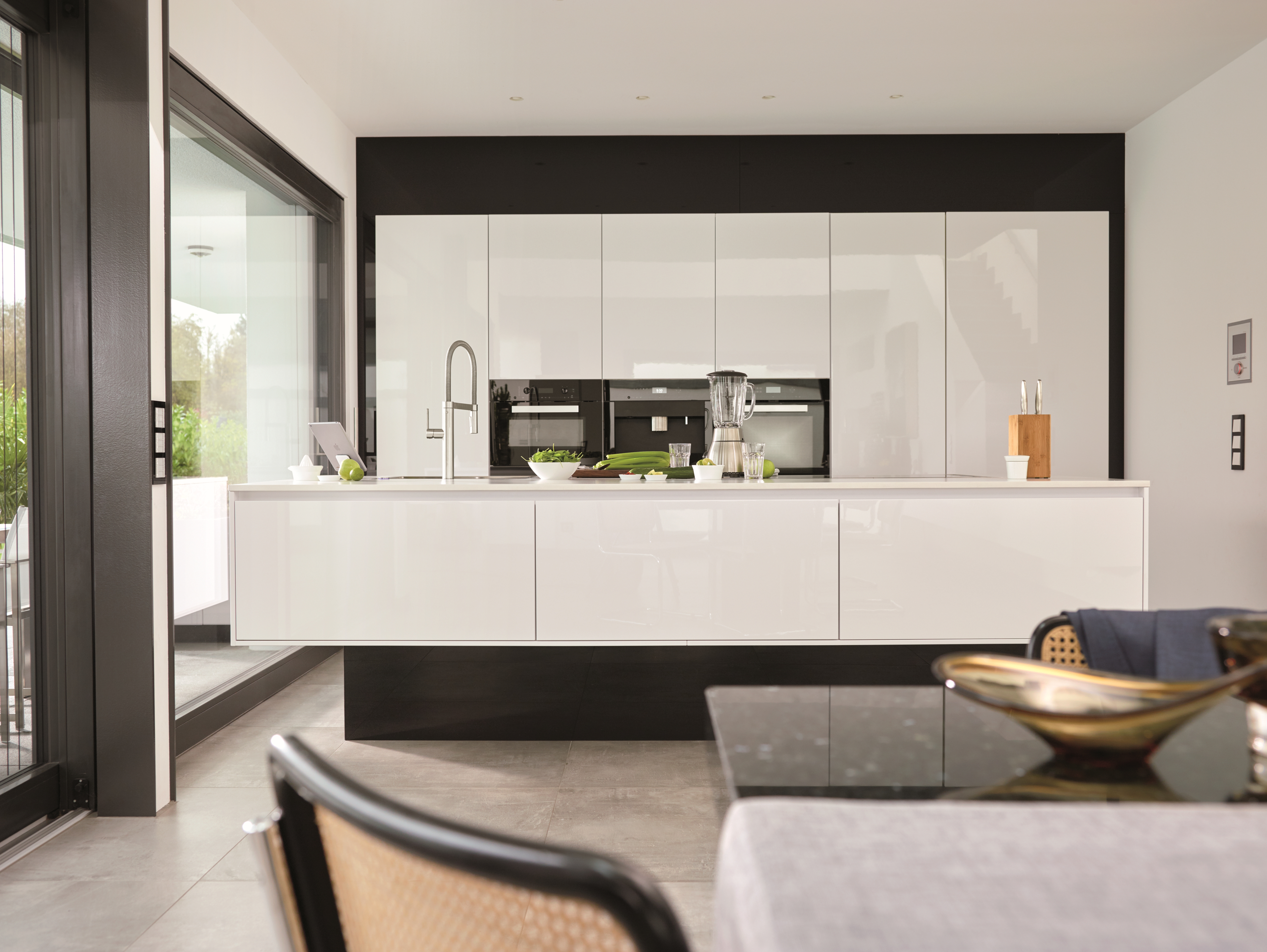 Minimalistic kitchen in black and white